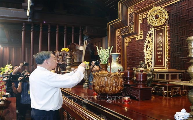 Tổng Bí thư Tô Lâm dâng hương tưởng niệm các Anh hùng liệt sĩ tại Điện Biên