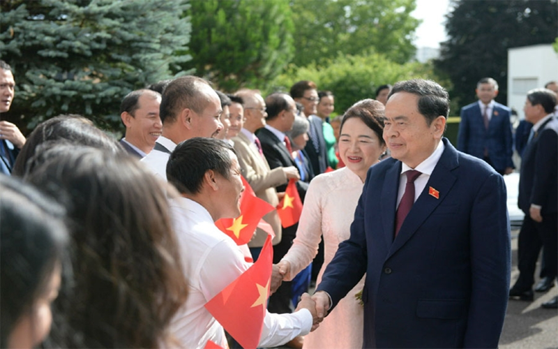 Chủ tịch Quốc hội thăm cơ quan đại diện Việt Nam, gặp gỡ cộng đồng người Việt Nam tại Thụy Sĩ