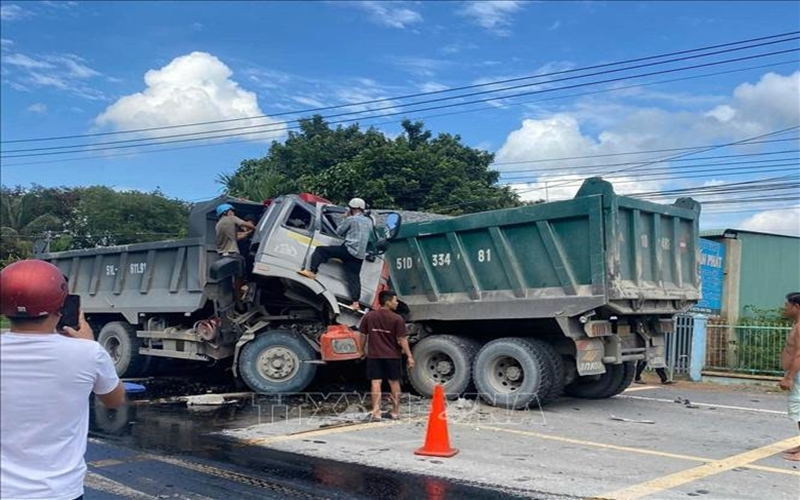 TP Hồ Chí Minh: Hai xe tải va chạm trực diện, một lái xe tử vong