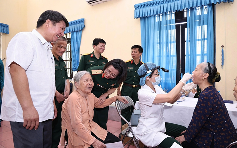 Cảm kích trước tấm lòng thầy thuốc quân y