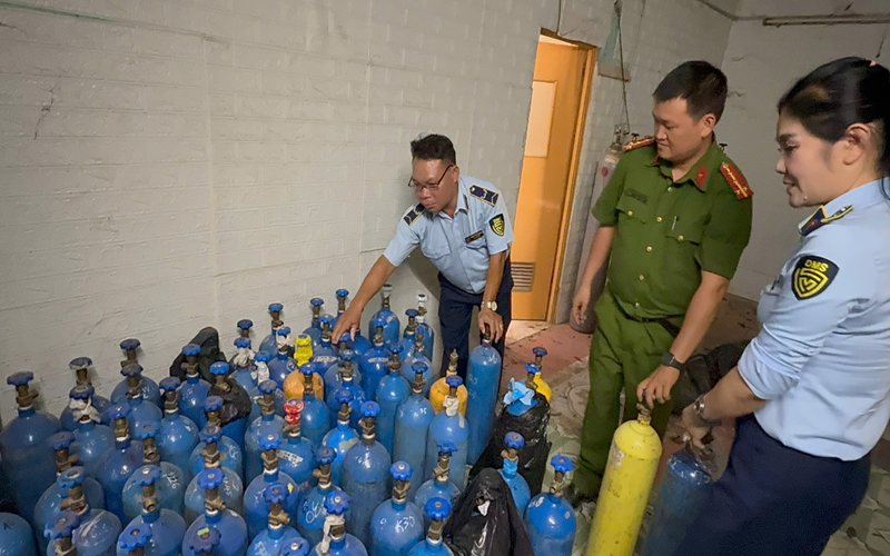 Phát hiện, tạm giữ hàng trăm bình khí N2O không rõ nguồn gốc tại Hà Nội