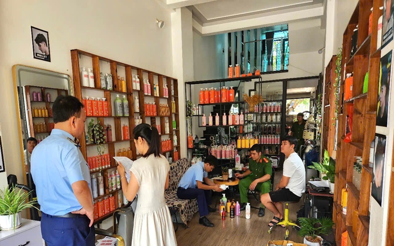 Đội QLTT số 6 kiểm tra tạm giữ hàng hóa có dấu hiệu vi phạm đối với cơ sở bán hàng qua facebook