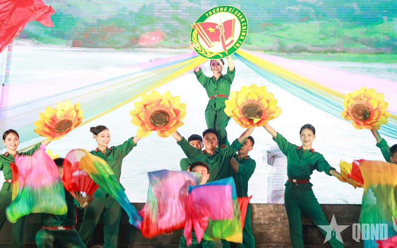 Tiếng hát tạm biệt Trường Sĩ quan Chính trị