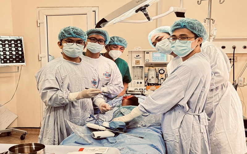 Bệnh viện K: Lần đầu tiên phẫu thuật thay khớp gối bản lề tăng trưởng cho bệnh nhi mắc ung thư xương đùi