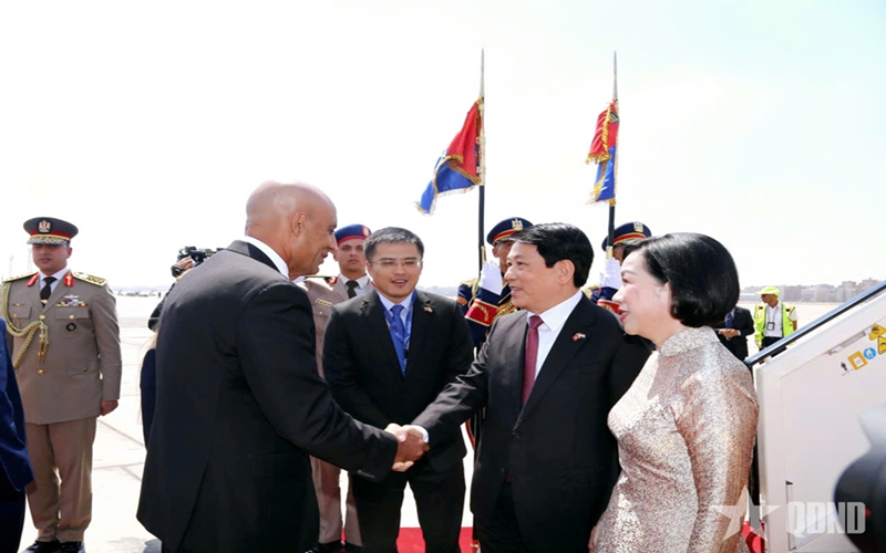 Chủ tịch nước Lương Cường đến thủ đô Cairo, bắt đầu thăm cấp nhà nước Ai Cập