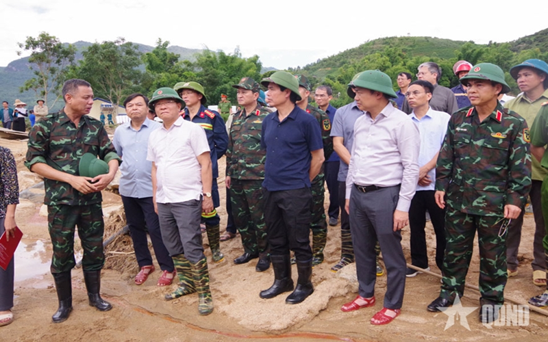 Phó thủ tướng Lê Thành Long thăm, động viên người dân bị ảnh hưởng bởi mưa lũ tại tỉnh Sơn La