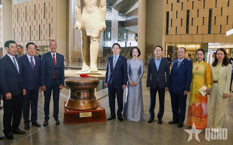Chủ tịch nước Lương Cường và phu nhân thăm Đại Bảo tàng Ai Cập