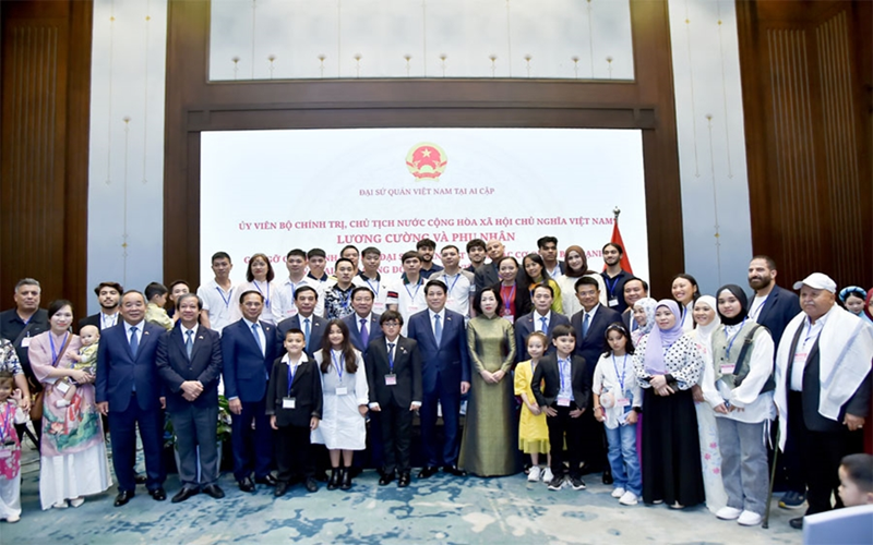 Chủ tịch nước Lương Cường gặp gỡ cán bộ, nhân viên Đại sứ quán và cộng đồng người Việt Nam tại Ai Cập