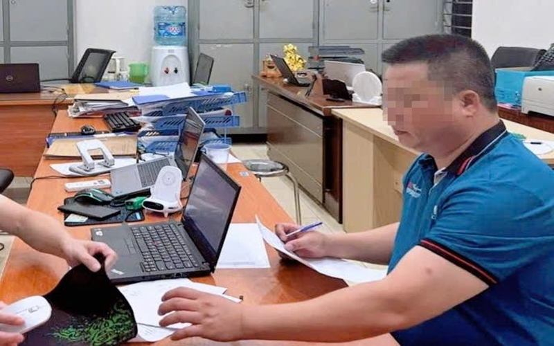 Khẩn trương xác minh người đàn ông rút chìa khóa xe khách trên Vành đai 3