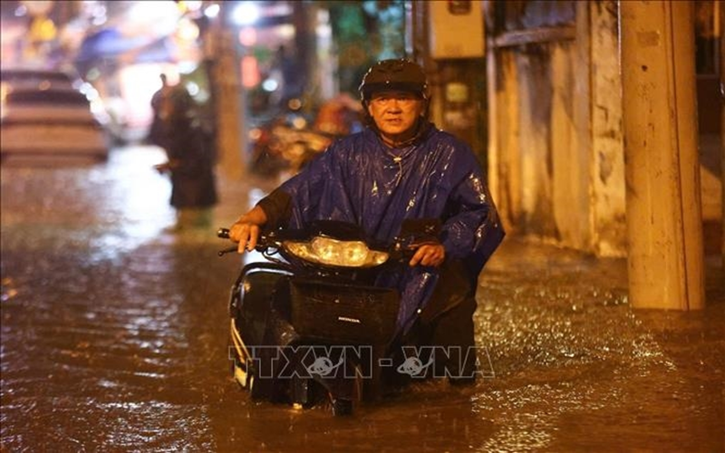 TP Hồ Chí Minh: Nhiều tuyến đường bị ngập nặng sau cơn mưa lớn