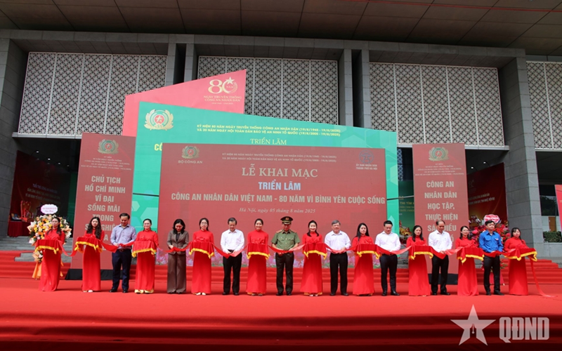 Hơn 800 tài liệu, hiện vật trưng bày tại triển lãm “Công an nhân dân Việt Nam - 80 năm vì bình yên cuộc sống”