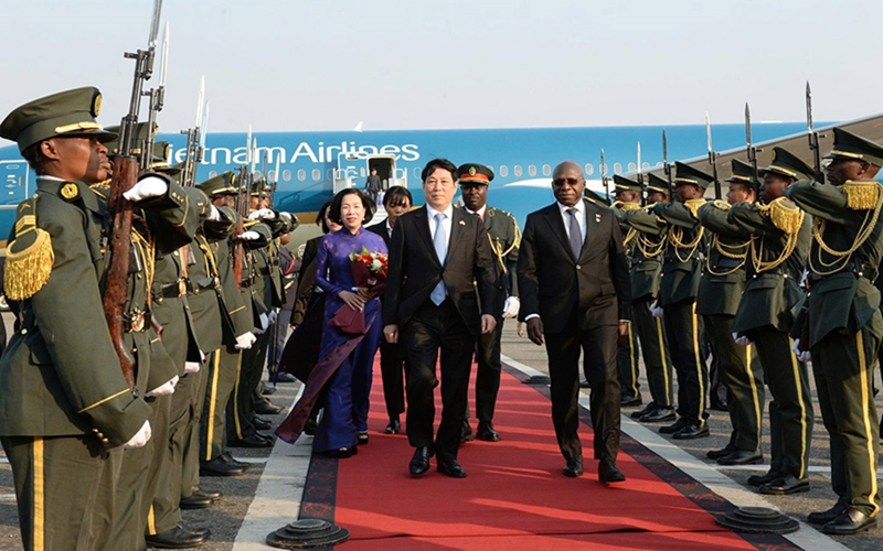 Chủ tịch nước Lương Cường đến Luanda, bắt đầu chuyến thăm cấp nhà nước Cộng hòa Angola