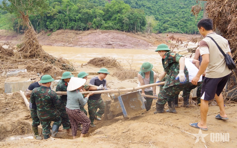 Nghệ An: Bộ đội tìm thấy két sắt bị lũ vùi lấp, trả lại cho người dân