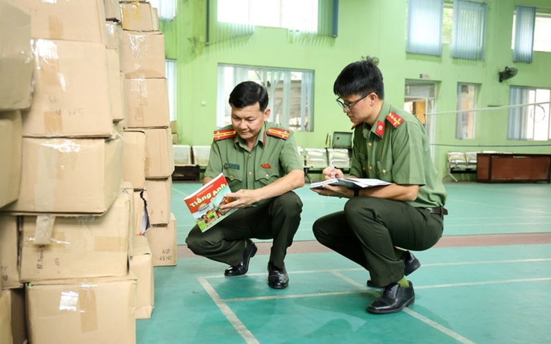 Bắt ba đối tượng sản xuất, buôn bán sách giáo khoa giả