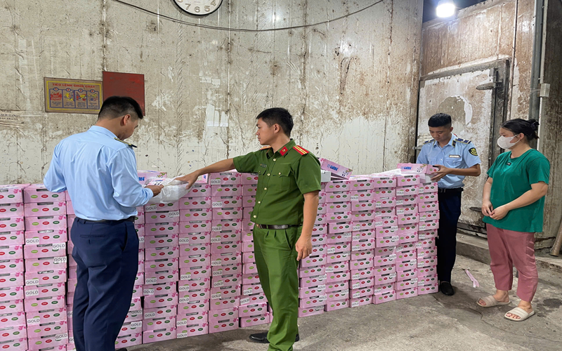 Hà Nội: Tạm giữ hơn 250kg trái cây nhập lậu tại phường Hồng Hà
