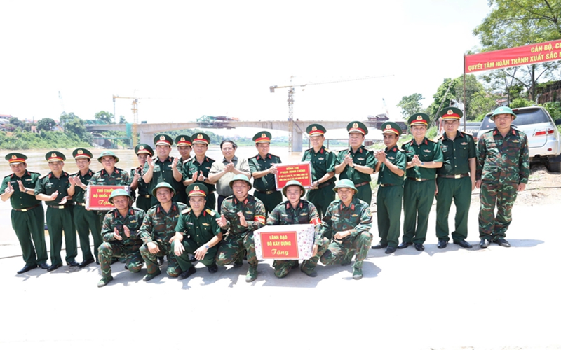 Thủ tướng Phạm Minh Chính thăm, động viên cán bộ, chiến sĩ Lữ đoàn 249 đang thực hiện nhiệm vụ tại khu vực cầu phao Phong Châu