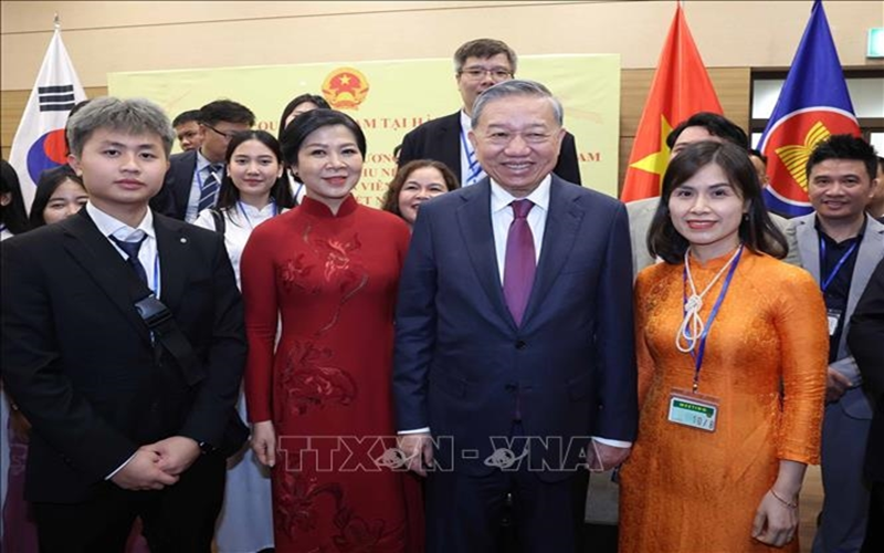 Tổng Bí thư Tô Lâm gặp gỡ cán bộ, nhân viên Đại sứ quán và cộng đồng người Việt Nam tại Hàn Quốc