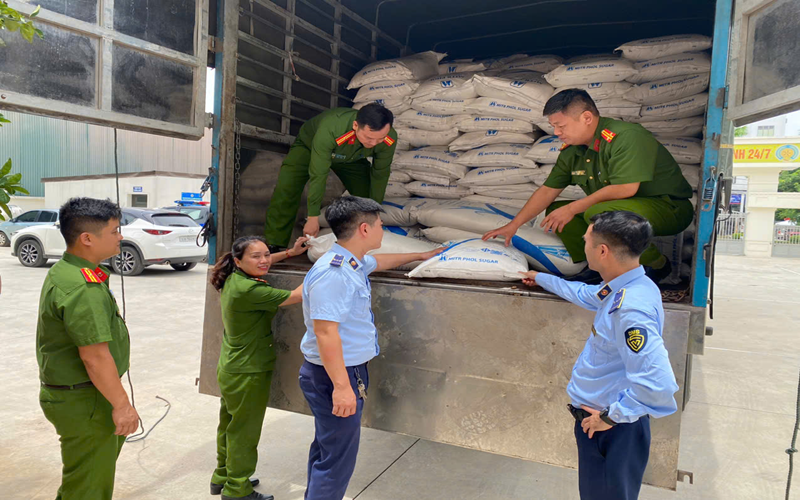 Nghệ An: Phát hiện, tạm giữ hơn 3 tấn đường cát nhập lậu