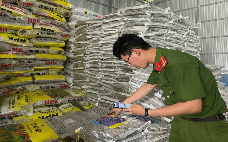 Cà Mau: Kiểm tra, thu giữ lượng lớn phân bón, chế phẩm nuôi thuỷ sản không rõ nguồn gốc