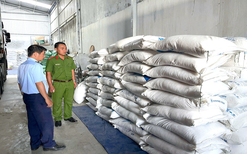 Gia Lai: Phát hiện 1 ô tô vận chuyển 5 tấn hàng hóa nhập lậu