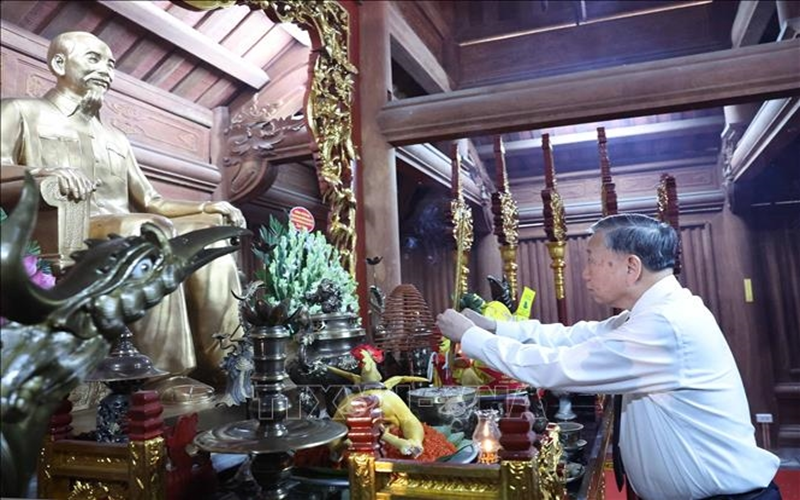 Tổng Bí thư Tô Lâm dâng hương tại Khu tưởng niệm các vị tiền bối cách mạng (tỉnh Tuyên Quang)