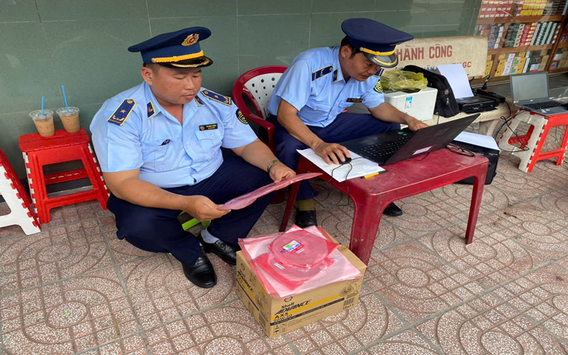 Lập Biên bản vi phạm đối với 02 trường hợp buôn bán phụ tùng xe gắn máy giả mạo nhãn hiệu
