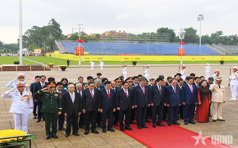 Lãnh đạo Đảng, Nhà nước vào Lăng viếng Chủ tịch Hồ Chí Minh nhân kỷ niệm 80 năm Ngày truyền thống Công an nhân dân