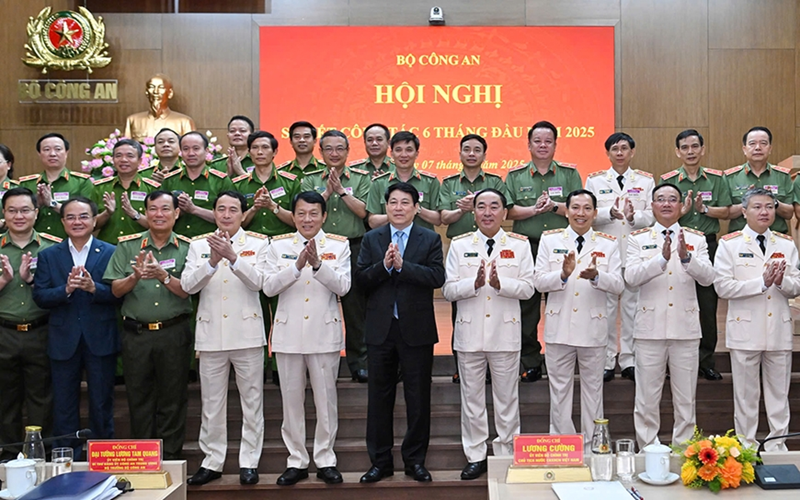 80 năm Công an nhân dân Việt Nam cùng toàn dân trong sự nghiệp xây dựng và bảo vệ Tổ quốc