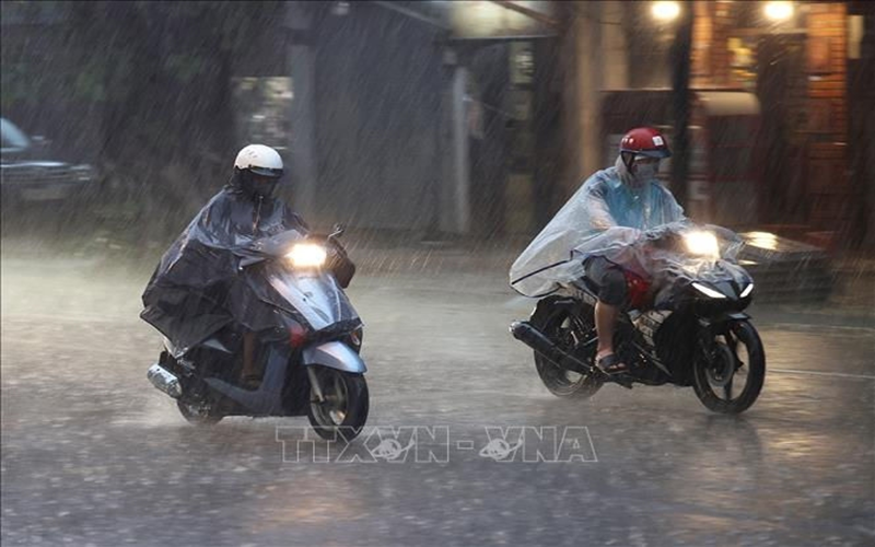 Cảnh báo mưa kèm lốc sét trên khu vực nội thành Hà Nội