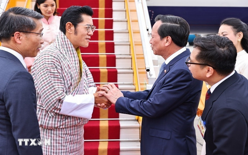 Quốc vương Bhutan và Hoàng hậu đến Hà Nội, bắt đầu thăm cấp Nhà nước tới Việt Nam