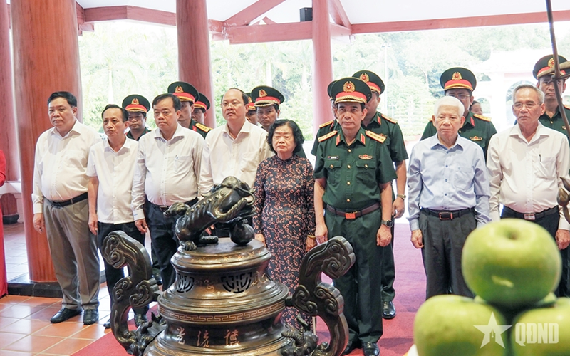 Đoàn lãnh đạo Đảng, Nhà nước, Bộ Quốc phòng dâng hương Chủ tịch Hồ Chí Minh tại khu tưởng niệm ở Cà Mau