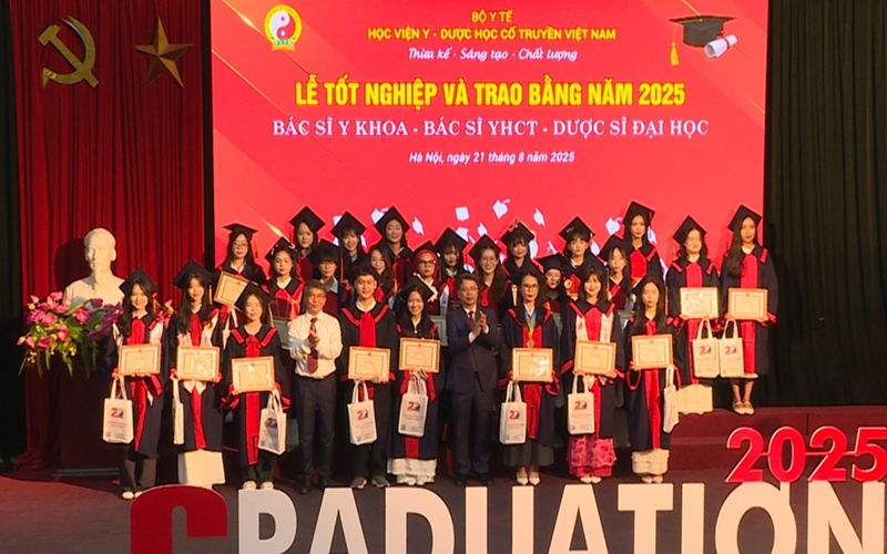 Trao bằng tốt nghiệp tới 775 tân bác sĩ y học cổ truyền, bác sĩ y khoa và dược sĩ