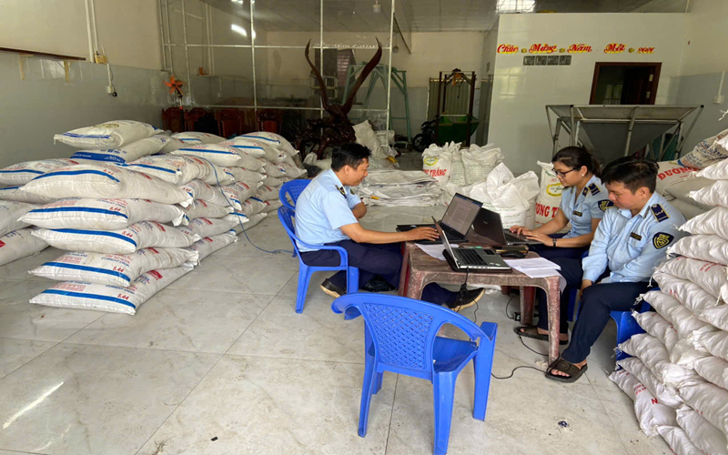 Phát hiện 2,5 tấn đường cát nhập lậu tại phường Hồng Ngự, tỉnh Đồng Tháp