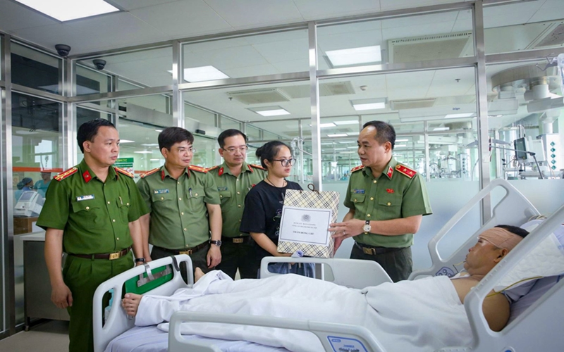Tạm giữ hình sự 2 đối tượng lao xe vào Cảnh sát cơ động để điều tra về hành vi "Giết người"