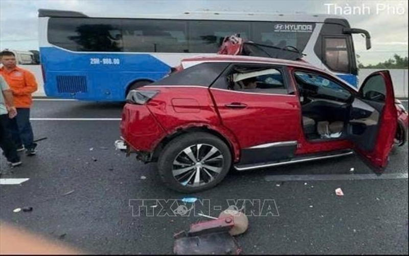 Tai nạn trên cao tốc Hà Nội - Hải Phòng, 4 người bị thương, ô tô con hư hỏng nặng