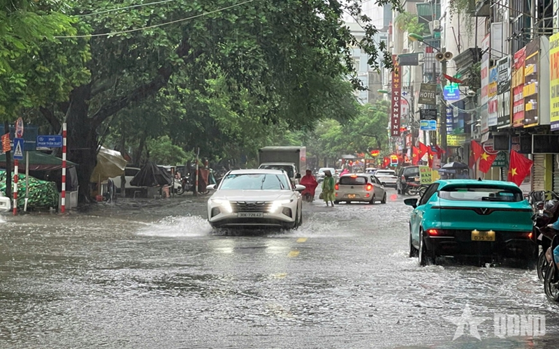 Mưa lớn, Hà Nội phố thành "sông"
