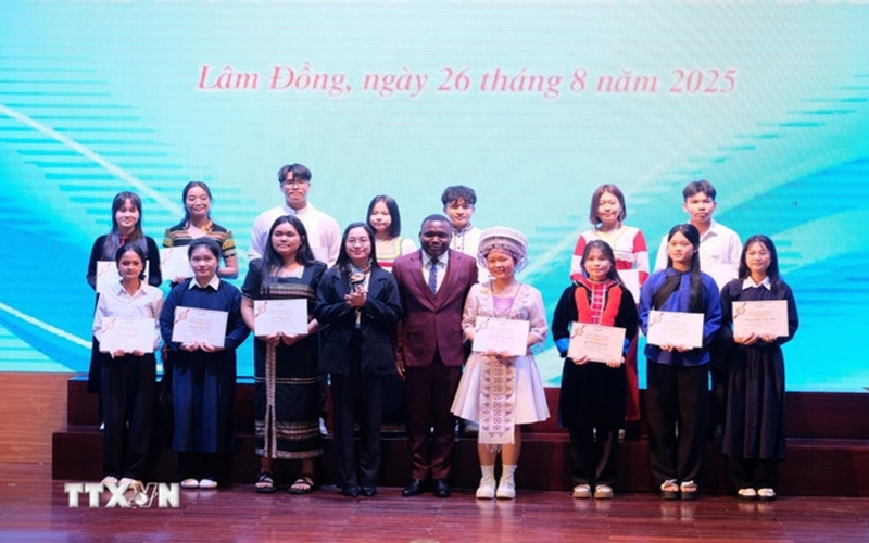 Gần 3 tỷ đồng học bổng Vallet trao tặng học sinh, sinh viên vượt khó