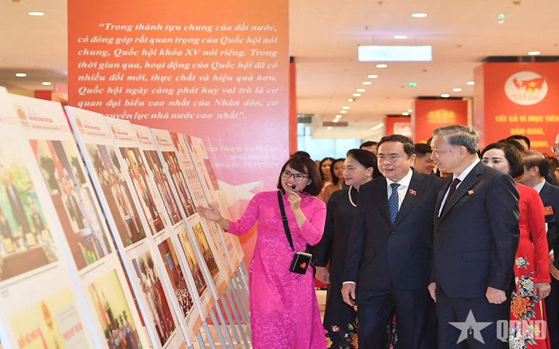 Tổng Bí thư Tô Lâm tham quan triển lãm ảnh "Quốc hội Việt Nam - 80 năm kế thừa và phát triển"