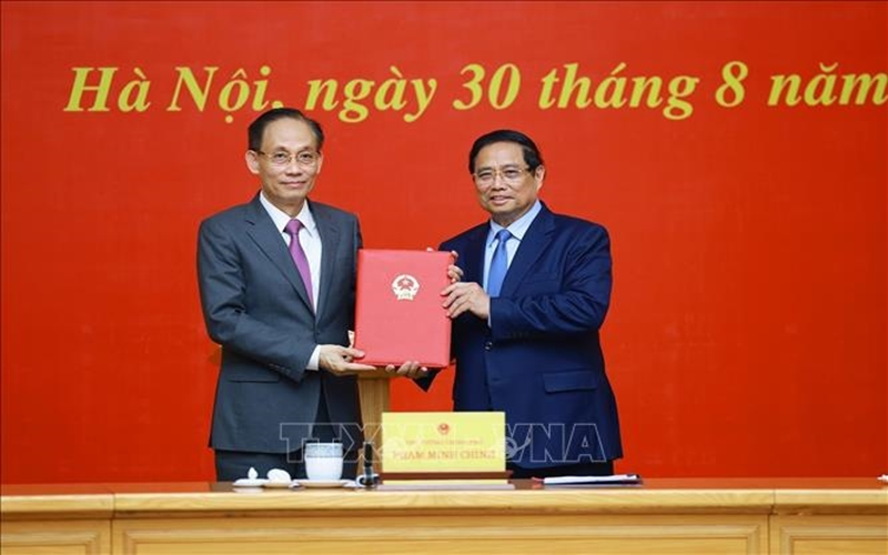 Thủ tướng Phạm Minh Chính trao quyết định giao Quyền Bộ trưởng Bộ Ngoại giao đối với đồng chí Lê Hoài Trung