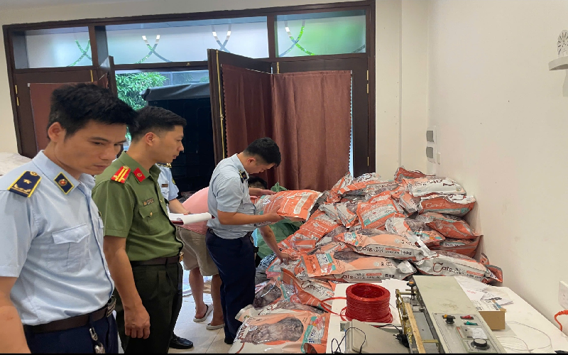 Hưng Yên: Khởi tố chủ cơ sở sản xuất, kinh doanh thức ăn chăn nuôi giả