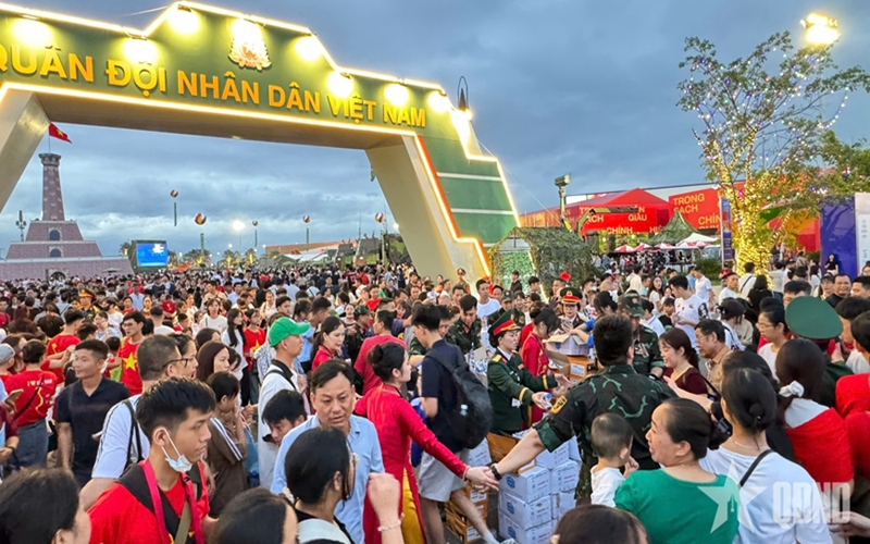 Khu trưng bày của Bộ Quốc phòng thu hút trên 1,2 triệu lượt khách tham quan