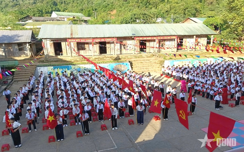 Học sinh vùng lũ Nghệ An vượt khó bước vào năm học mới