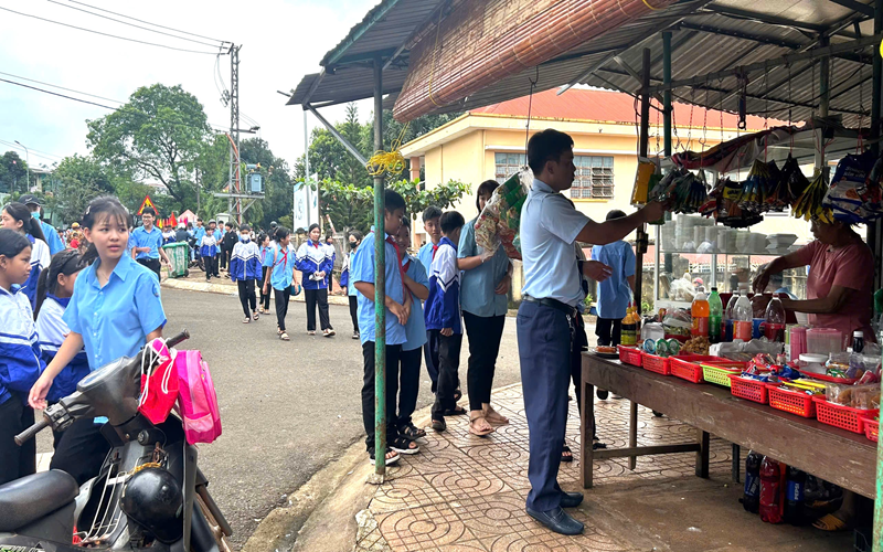 Chi cục QLTT Gia Lai ra quân đồng loạt, tăng cường tuyên truyền và giám sát thị trường dịp khai giảng năm học mới