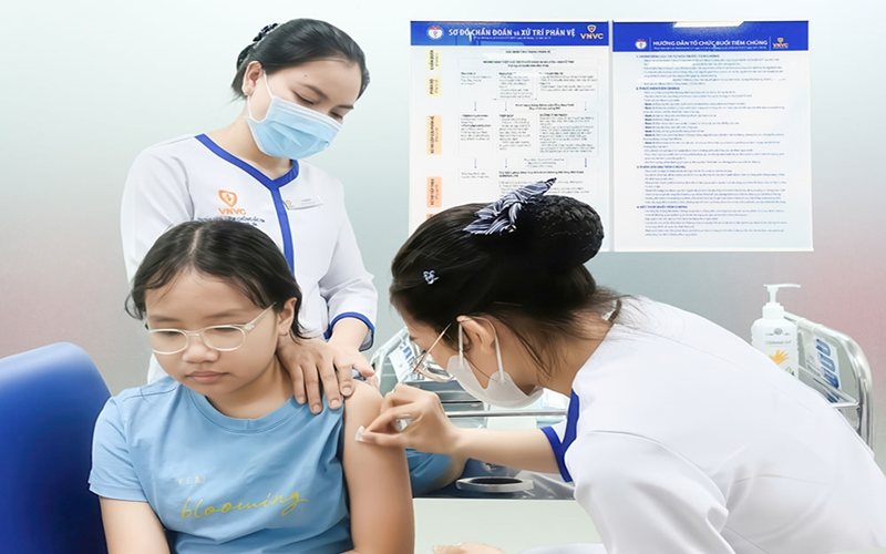 Mùa tựu trường 2025: Phụ huynh đưa con đi tiêm vaccine phòng tăng mạnh