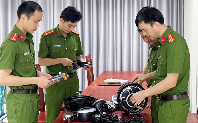 Cảnh báo thủ đoạn cất giấu bình ắc quy trong container với hàng hóa khác nhằm trốn thuế nhập khẩu