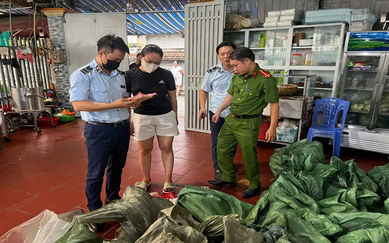 Hà Nội: Phát hiện và tạm giữ 9.400 sản phẩm xúc xích không đảm bảo an toàn thực phẩm theo quy định