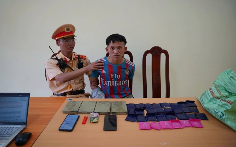 Điện Biên: Bắt giữ đối tượng vận chuyển 4 bánh heroin, 6.000 viên ma túy tổng hợp