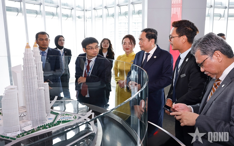 Chủ tịch Quốc hội Trần Thanh Mẫn làm việc với lãnh đạo Tập đoàn Dầu khí Quốc gia Malaysia