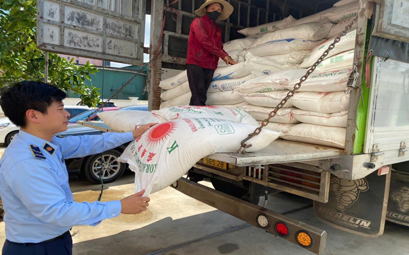 Nghệ An: Phát hiện phương tiện vận chuyển 3 tấn đường cát nhập lậu