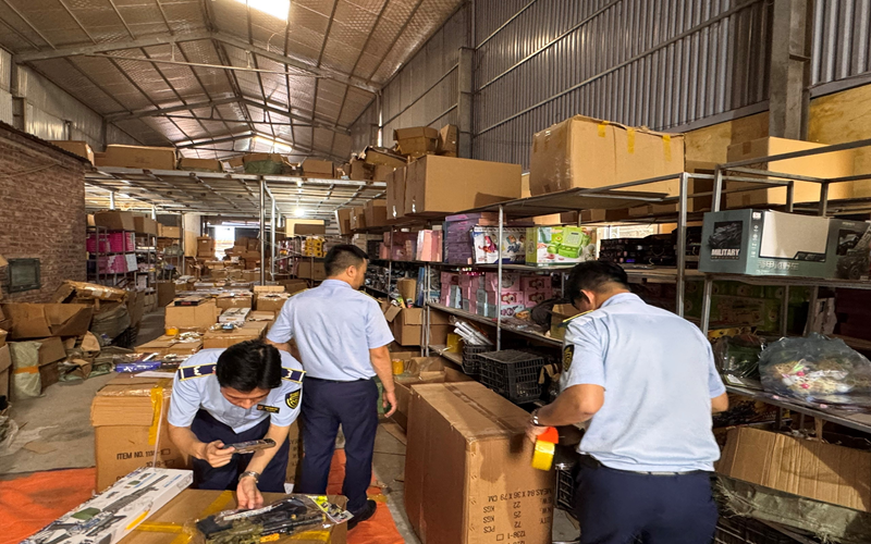 Ninh Bình: Phát hiện, tạm giữ hơn 3.000 sản phẩm đồ chơi trẻ em nhập lậu, không rõ nguồn gốc.